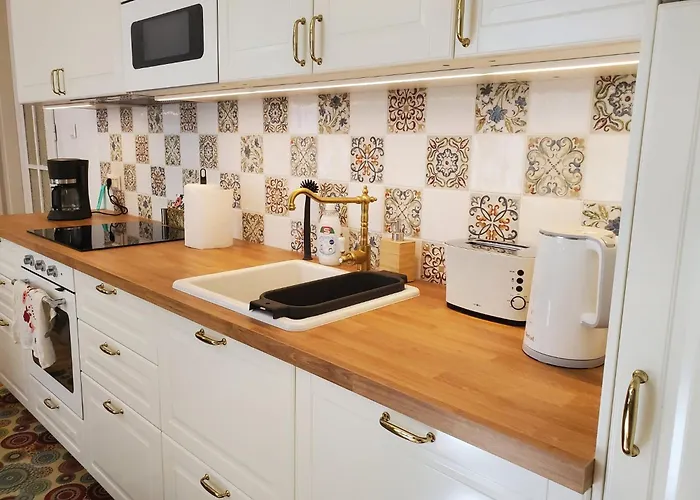2 Near Castle District Apartment *